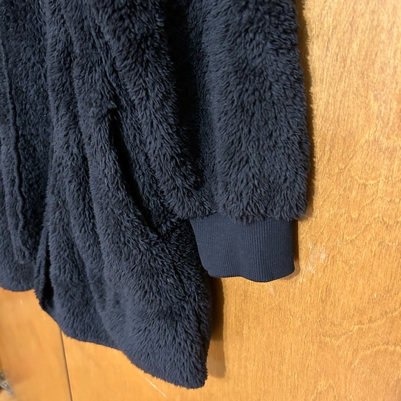 Like new! Amazon $38 Fuzzy hooded open front fleece w/ 2 pockets L Wore once! - Picture 7 of 11